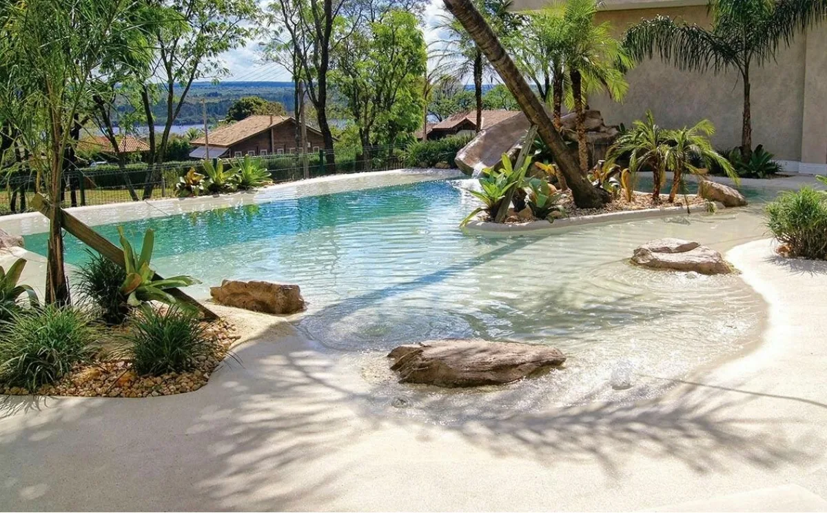 piscina estilo praia com areia