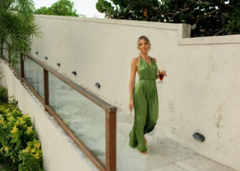 casa contemporanea com paisagismo luz natural e iluminacao