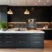 Cozinha moderna com armários pretos, bancada branca e iluminação elegante